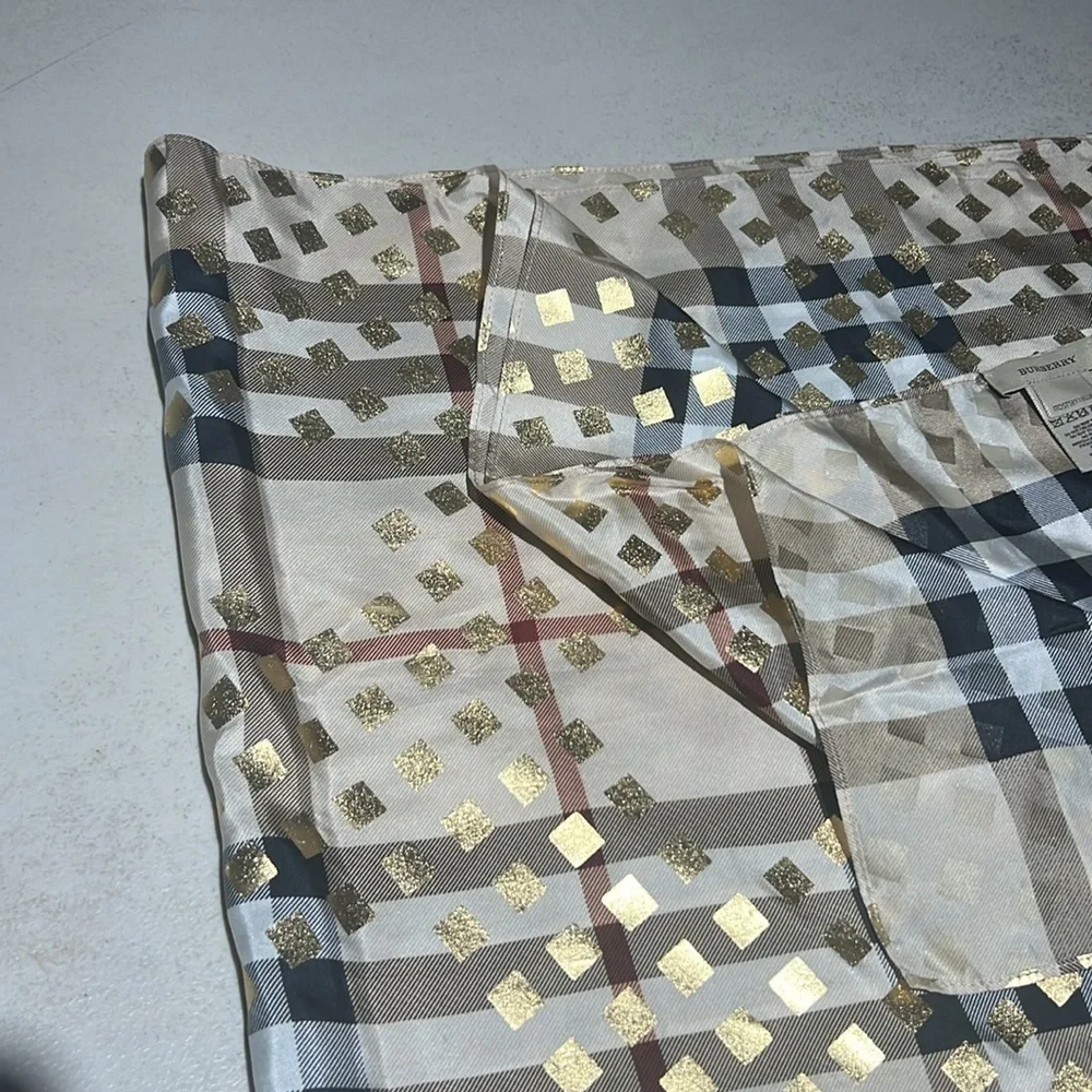 Burberry elegant reversible classic checkered with gold accents